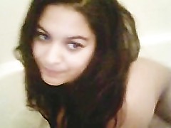 anais hills dans son bain