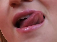 Amateur Bouncing her Natural Boobs