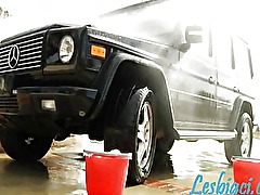 Duas safadas lavando um carro