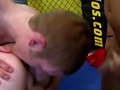 Amateur twinks enjoying a threeway