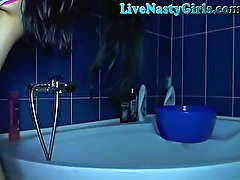 Hot Teen Webcam Girl Takes A Shower